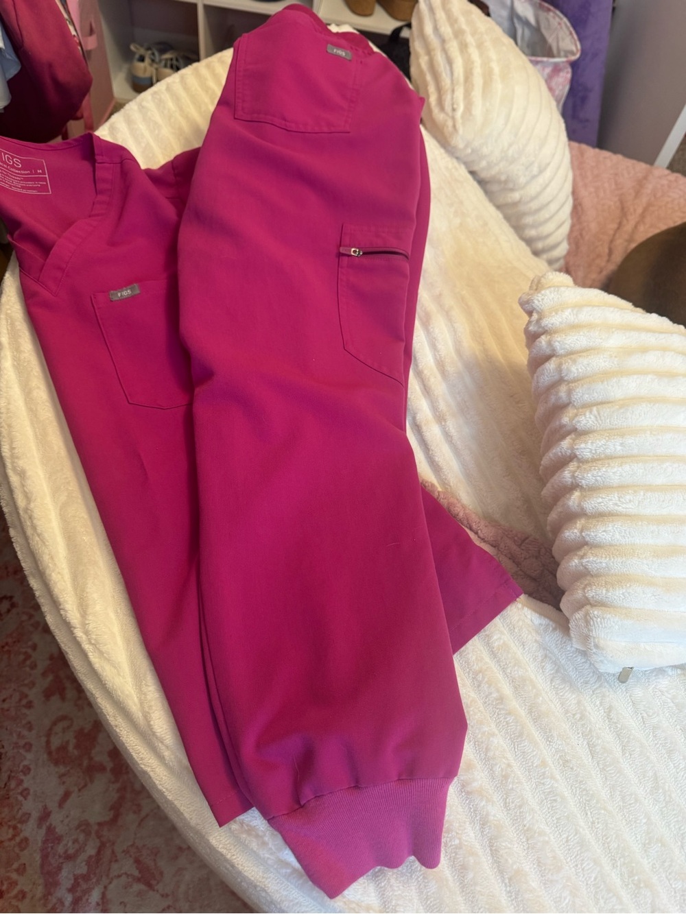 Figs Women's Raspberry Scrub set Med top/Sm Petite joggers - Picture 5 of 5